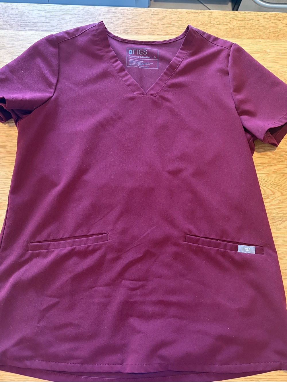 Figs two pocket scrub top in burgundy
